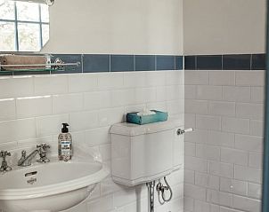 Moderne badkamer in Vakantiehuis in Veenhuizen, Noord Drenthe met stijlvolle witte tegels.