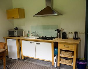 Moderne keuken in Vakantiehuisje in Veenhuizen, Noord Drenthe, met fornuis en magnetron.