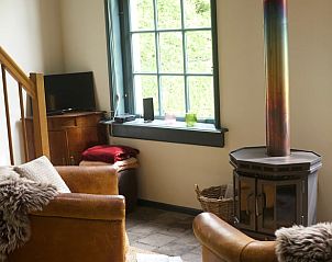 Knusse zithoek in Vakantiehuisje in Veenhuizen, Noord Drenthe, met uitzicht op de tuin.