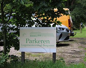 Parkeerplaats bij Vakantiehuisje in Veenhuizen, Drenthe, omgeven door groene natuur.