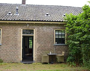 Gezellig terras bij Vakantiehuis in Veenhuizen, Noord Drenthe, ideaal voor ontspanning.