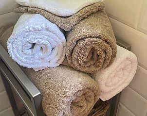 Handdoeken aanwezig in Vakantiehuis in Veenhuizen, Noord Drenthe, voor extra comfort.