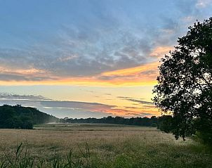 Adembenemende zonsondergang bij Vakantiehuis in Veenhuizen, Noord Drenthe, met weids uitzicht.