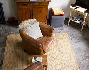 Ruime slaapkamer op zolder in Vakantiehuis in Veenhuizen, Noord Drenthe, met houten afwerking.