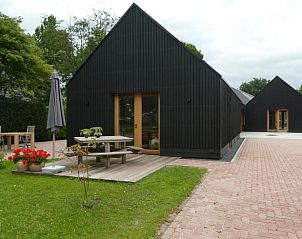 Huisje in Bunne, een modern vakantiehuis in Noord Drenthe met een uitnodigend terras en groene omgeving voor ultiem ontspannen.