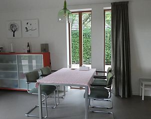 Gezellige eetruimte in Huisje in Bunne, een vakantiehuis in Noord Drenthe, met modern interieur en uitzicht op de groene tuin.