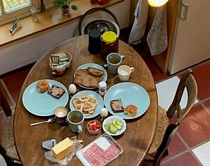 Ontbijttafel in Huisje in Zuidlaarderveen, sfeervol vakantiehuis in Noord Drenthe, Drenthe.