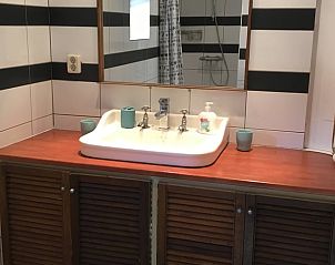 Stijlvolle badkamer in Huisje in Zuidlaarderveen, vakantiehuis met moderne voorzieningen in Noord Drenthe, Drenthe.