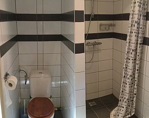 Badkamer met douche in Huisje in Zuidlaarderveen, comfortabel verblijf in Noord Drenthe, Drenthe.
