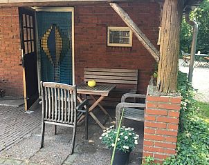 Terras met zitplaatsen in Huisje in Zuidlaarderveen, ideale vakantiewoning in Noord Drenthe, Drenthe.