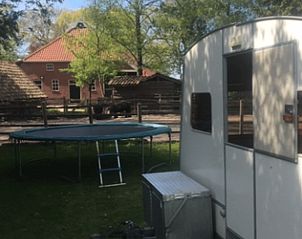 Caravan naast Huisje in Zuidlaarderveen, unieke vakantie-ervaring in Noord Drenthe, Drenthe.