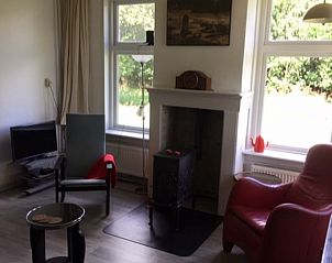 Gezellige woonkamer in Huisje in Zuidlaarderveen, vakantiehuis in Noord Drenthe met comfortabele zitplekken.