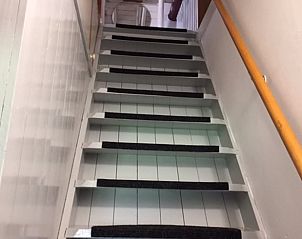 Trap naar boven in Huisje in Zuidlaarderveen, vakantiehuis in Noord Drenthe met authentieke details.