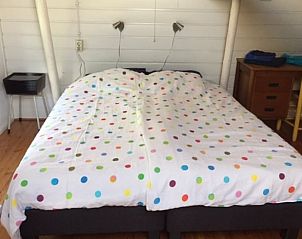 Slaapkamer met tweepersoonsbed in Huisje in Zuidlaarderveen, vakantiehuis in Noord Drenthe.