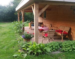 Geniet van de rust op de veranda van Vakantiehuis in Drouwen, omgeven door de natuur in Noord Drenthe, Drenthe.