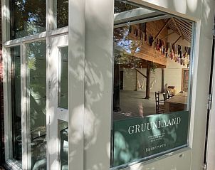 Ingang van Huisje in Buinerveen, vakantiehuis in Drenthe, met glazen deur en houten details.