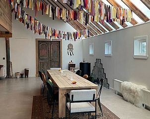 Lichte eetkamer in Huisje in Buinerveen, vakantiehuis in Noord Drenthe, versierd met kleurrijke linten.