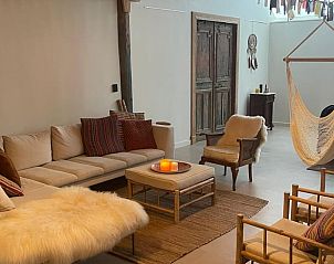 Comfortabele woonkamer in Huisje in Buinerveen, vakantiehuis in Drenthe, met sfeervolle kaarsen.