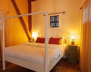 Elegant ingerichte slaapkamer in Huisje in Buinerveen, vakantiehuis in Drenthe, met hemelbed en warme verlichting.