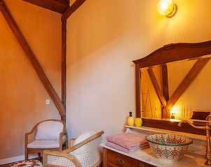 Stijlvolle kaptafel in Huisje in Buinerveen, vakantiehuis in Noord Drenthe, met antieke spiegel.