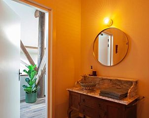 Moderne badkamer in Huisje in Buinerveen, vakantiehuis in Noord Drenthe, met marmeren wastafel en ronde spiegel.