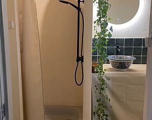 Compacte badkamer in Huisje in Buinerveen, vakantiehuis in Noord Drenthe, met moderne douche en wastafel.