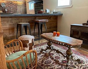 Gezellige zithoek met houtkachel in Huisje in Buinerveen, vakantiehuis in Noord Drenthe.