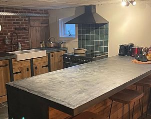 Ruime keuken in Huisje in Buinerveen, vakantiehuis in Drenthe, met grote werkruimte en moderne apparatuur.