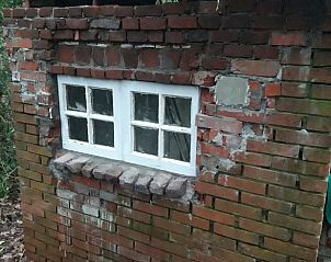 Rustieke buitenmuur bij Vakantiehuis in Altena, omgeven door natuur in Noord Drenthe, Drenthe.