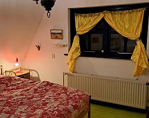 Gezellige slaapkamer in Vakantiehuis in Altena met warme kleuren in Noord Drenthe, Drenthe.