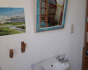 Badkamer met kunstzinnige details in Vakantiehuis in Altena, Noord Drenthe, Drenthe.