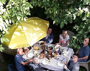 Groepsontbijt in de tuin van Vakantiehuis in Altena, gezellig samenzijn in Noord Drenthe, Drenthe.