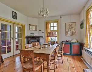 Knusse eetkamer in Vakantiehuisje in Altena, Noord Drenthe, met houten meubels.