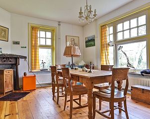 Gezellige eetruimte in Vakantiehuisje in Altena, Noord Drenthe, met vintage inrichting.