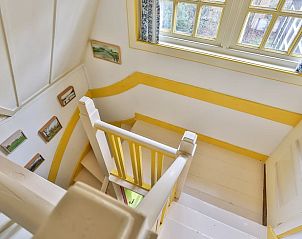 Trap met gele accenten in Vakantiehuisje in Altena, Noord Drenthe.