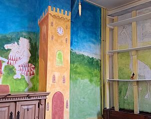 Kleurrijke muurschildering in Vakantiehuisje in Altena, Noord Drenthe.