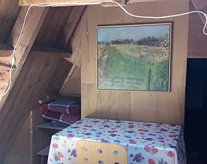 Zolderruimte in Vakantiehuisje in Altena, Noord Drenthe, met schilderij aan de muur.