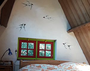 Slaapkamer onder het dak in Vakantiehuisje in Altena, Noord Drenthe, met vogelmotief.