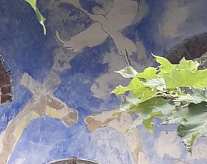 Detail van kunstwerk in de tuin van Vakantiehuisje in Altena, Noord Drenthe.