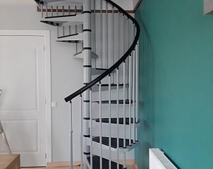 Wenteltrap in Teumige Tied I vakantiehuis, Klijndijk, biedt toegang tot bovenverdieping in Drenthe.