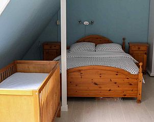 Lichte badkamer met dakramen in DG1476 vakantiewoning, Nieuw Weerdinge, Drenthe.