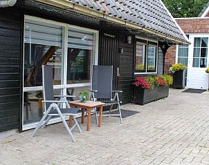 Eetkamer met boekenplanken in DG1476 vakantiewoning, Nieuw Weerdinge, Zuidoost Drenthe.