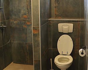 Moderne architectuur van DG357 vakantiehuis in Meppen, Drenthe met houten gevel.