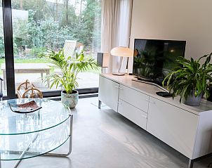 Lichte gang in DG357 vakantiehuis in Meppen, Drenthe met kunst aan de muur.