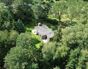 Comfortabele slaapkamer in DG357 vakantiehuis in Meppen, Drenthe met houten bed.