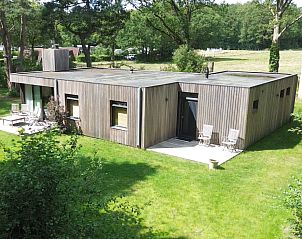 Stijlvolle woonkamer in DG357 vakantiehuis in Meppen, Drenthe met kleurrijke meubels.
