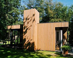 Buitenterras van DG357 vakantiehuis in Meppen, Drenthe met stoelen en vuurplaats.