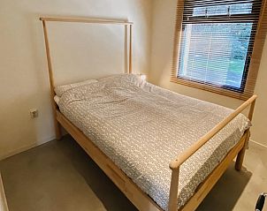 Moderne keuken in DG357 vakantiehuis in Meppen, Drenthe met houten werkblad.