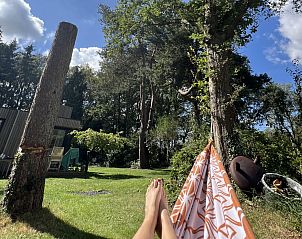 Eet- en woonkamer in DG357 vakantiehuis in Meppen, Drenthe met groot raam en uitzicht.