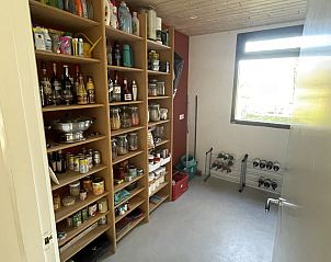 Lichte open keuken en woonkamer in DG357 vakantiehuis in Meppen, Drenthe met uitzicht.